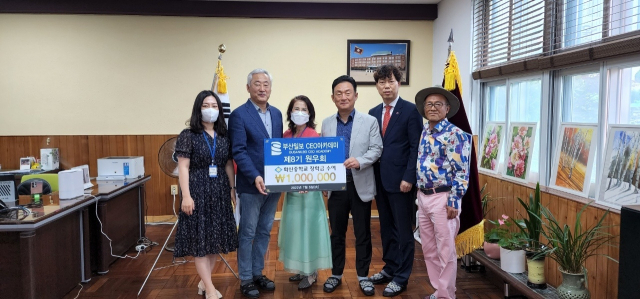 부산일보CEO아카데미 8기 성구현 회장, 박종훈 직전회장, 이철규 사무총장, 김선애 사무차장은 5일 화신중학교에 장학금 100만 원을 전달했다.