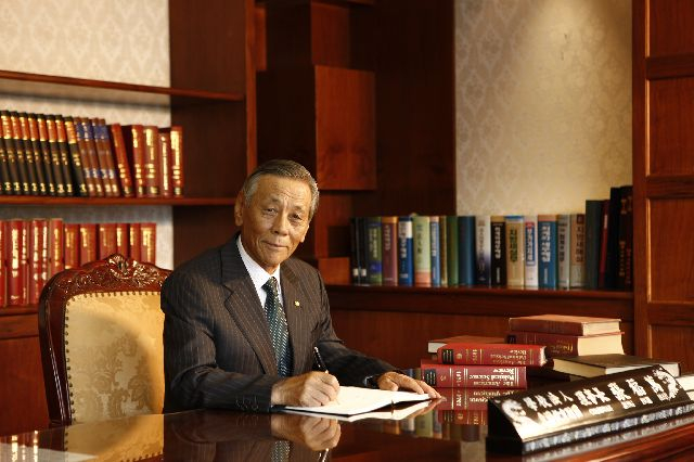 장복만 (주)동원개발 회장. 부산일보DB