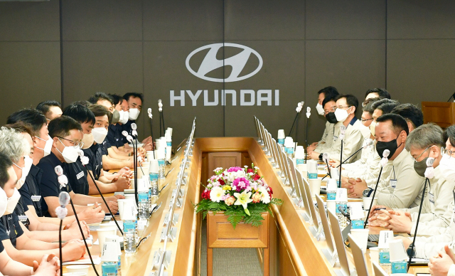 4년 연속 무파업 합의를 이끌어 낸 현대자동차 노사 대표단이 올해 임금협상안을 놓고 마주 앉아 협상을 진행하고 있다. 현대자동차 제공