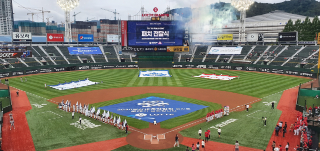 13일 사직구장에서 롯데 자이언츠와 한화 이글스의 경기에 앞서 열린 2030 부산월드엑스포 유치 기원 ‘FLY TO WORLD EXPO’ 행사에서 엑스포 유치 기원 패치 전달식이 진행되고 있다. 김한수 기자