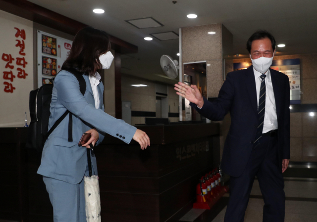 더불어민주당 우상호 비상대책위원장(오른쪽)과 박지현 전 공동비상대책위원장이 13일 오후 서울 여의도의 한 식당에서 오찬 회동을 마친 후 인사를 나누고 있다. 김종호 기자 kimjh@