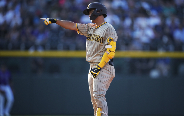 미국 메이저리그 샌디에이고 파드리스의 김하성이 13일(한국시간) 미국 덴버의 쿠어스필드에서 열린 콜로라도 로키스와의 경기에서 1타점 2루타를 날린 뒤 세리머니를 하고 있다. AP연합뉴스연합뉴스