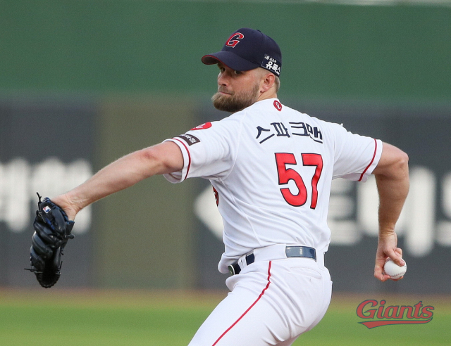 시즌 초반 난조를 보이던 롯데 자이언츠 외국인 선발 투수 글렌 스파크맨이 구종을 늘리고, 초구 스트라이크를 적극적으로 던지면 조금씩 살아나고 있다. 롯데 자이언츠 제공