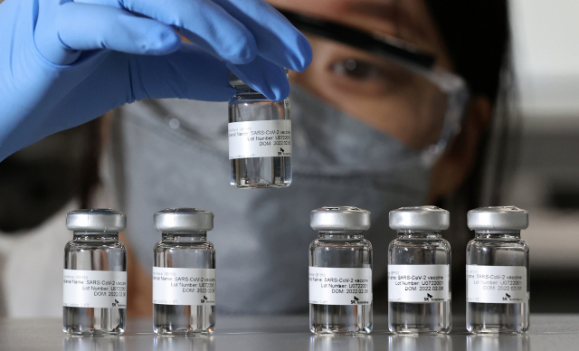 13일 경기도 성남시 분당구 SK바이오사이언스 연구소에서 연구원이 국산 1호 코로나19 백신 스카이코비원을 들어 보이고 있다. 사진공동취재단