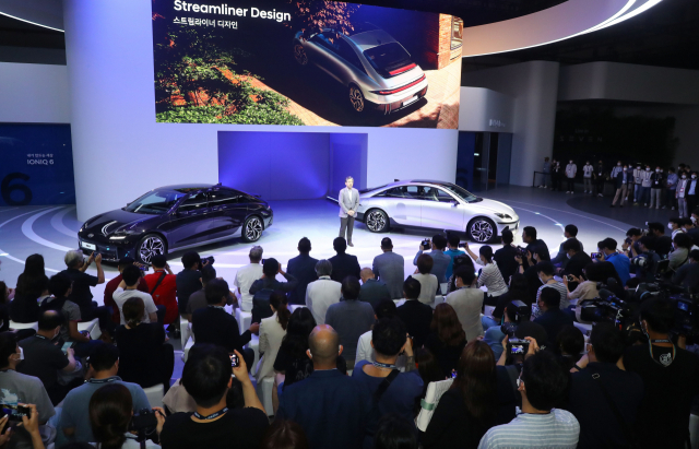 14일 부산 벡스코에서 열린 ‘2022 부산국제모터쇼’ 프레스데이 행사에서 현대자동차가 ‘아이오닉 6’를 세계 최초로 공개하고 있다. 정종회 기자 jjh@