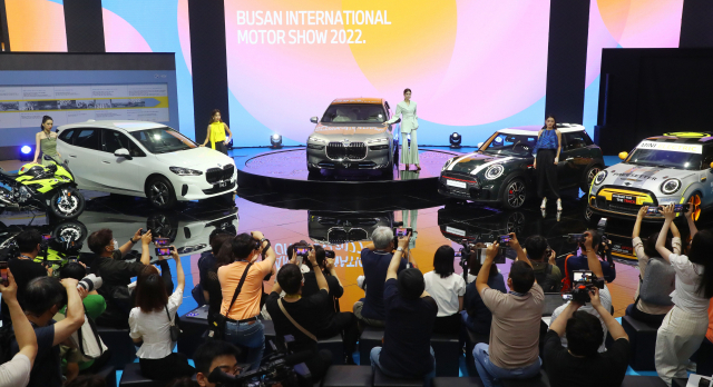14일 부산 벡스코에서 열린 ‘2022 부산국제모터쇼’ 프레스데이 행사에서 BMW/MINI가 순수 전기 플래그십 세단인 i7 등을 소개하고 있다. 정종회 기자 jjh@