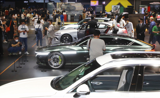 14일 부산 벡스코에서 열린 ‘2022 부산국제모터쇼’ 프레스데이 행사에서 취재진이 제네시스 콘셉트카인 X 스피디움 쿠페 등 전시 차량들을 관람하고 있다. 정종회 기자 jjh@