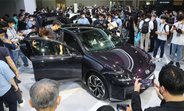 14일 부산 벡스코에서 열린 ‘2022 부산국제모터쇼’ 프레스데이 행사에서 취재진이 세계 최초로 공개된 현대자동차의 ‘아이오닉 6’를 살펴보고 있다. 2018년 이후 4년 만에 열린 이번 행사는 현대와 기아, 제네시스, BMW, MINI, 롤스로이스 등 국내외 완성차 브랜드 6곳이 참여해 24일까지 개최된다. 정종회 기자 jjh@