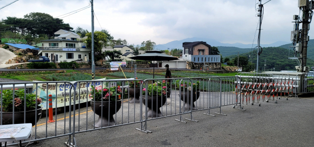 14일 문재인 전 대통령 사저 입주 이후 사저로 진입하는 도로에 펜스가 설치돼 있다. 김태권 기자