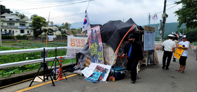 시위자가 문 전 대통령 사저 앞에 텐트를 치고 시위를 벌이고 있다. 김태권 기자
