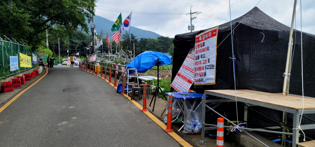 시위자가 문 전 대통령 사저 앞에서 시위를 벌이기 위해 설치한 텐트. 김태권 기자