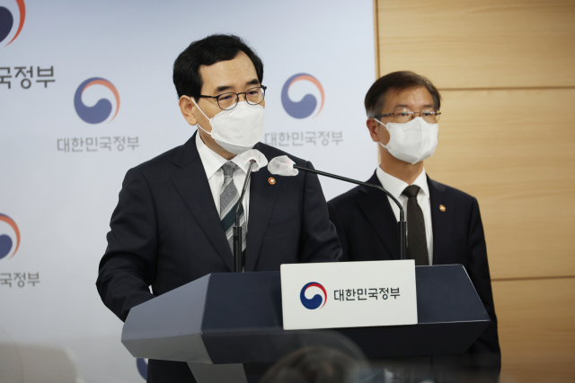 이정식 고용노동부 장관(오른쪽)과 이창양 산업통상자원부 장관이 14일 오전 정부서울청사 브리핑실에서 '대우조선 사내하청 노조 파업 장기화에 따른 입장'을 발표하고 있다. 연합뉴스