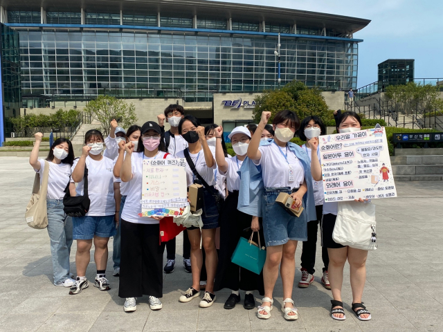동아대학교 국어문화원(원장 김영선)이 운영하는 ‘부산 우리말 가꿈이’는 지난 9일 부산 유라시아 플랫폼(옛 부산역 광장)에서가 우리말과 부산 지역어를 알리기 위한 홍보 활동을 펼쳤다.