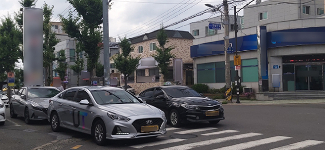 14일 울산 중구 성안동 한 도로에서 승객을 기다리는 택시들. 권승혁 기자