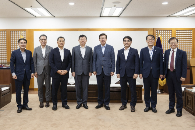 신동빈 회장을 비롯한 롯데그룹 임직원들이 14일 오전 부산시청을 찾아 박형준 부산시장에게 ‘2030월드엑스포 부산 유치’, ‘롯데타워 건립, 사직야구장 재건축의 차질 없는 진행’ 등을 약속했다. 부산시 제공