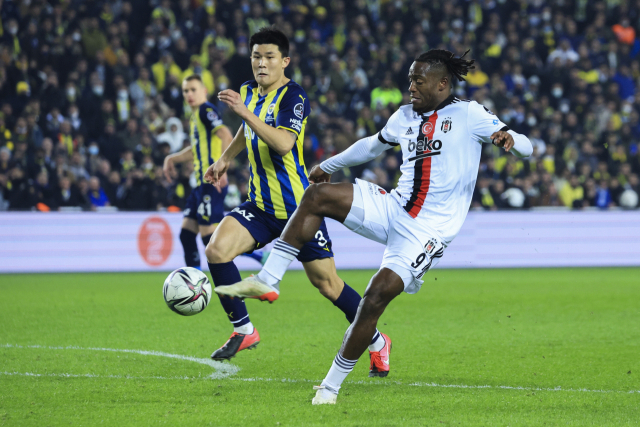 이탈리아 세리에A 나폴리로의 이적설이 나도는 페네르바체의 김민재(왼쪽). AP연합뉴스연합뉴스