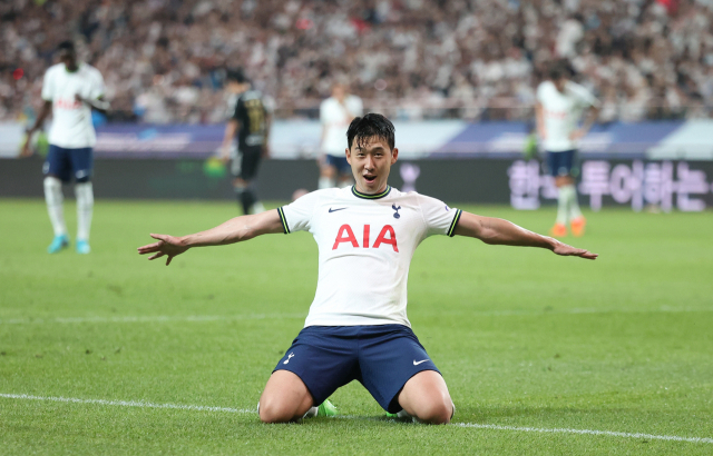 잉글랜드 프로축구 프리미어리그 토트넘의 손흥민이 13일 서울월드컵경기장에서 열린 팀 K리그와의 프리시즌 친선경기에서 골 세리머니를 하고 있다. 연합뉴스