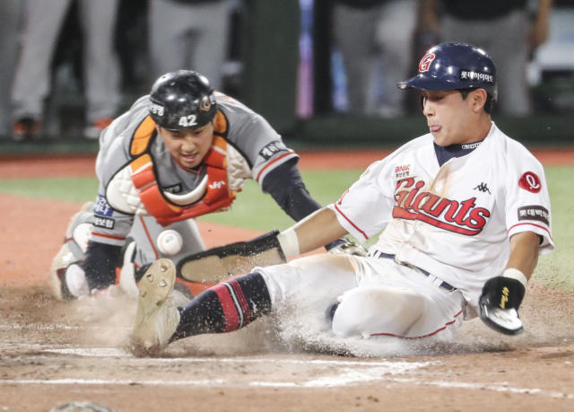 롯데 자이언츠 외야수 황성빈은 지난 12일 한화 이글스와의 홈 경기에서 8회말 정훈의 안타 때 홈으로 파고들어 결승 득점을 뽑아냈다. 황성빈은 올 시즌 KBO리그 내야 안타 전체 1위에 올라 있다. 연합뉴스