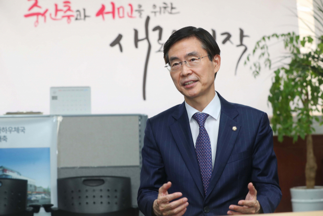 조경태 국민의힘 신임 부산시당 위원장이 15일 부산 사하구 장림동 의원 사무실에서 <부산일보>와 인터뷰하고 있다. 이재찬 기자 chan@