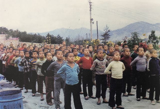 주례 매티슨 씨의 기억 속에 남아 있는 부산 형제복지원 철제 대문(위)과 시설 내 풀장(가운데). 형제복지원에 수용된 소년 원생들이 식당 앞에서 열중쉬어 자세로 기다리고 있는 모습. 부산일보DB