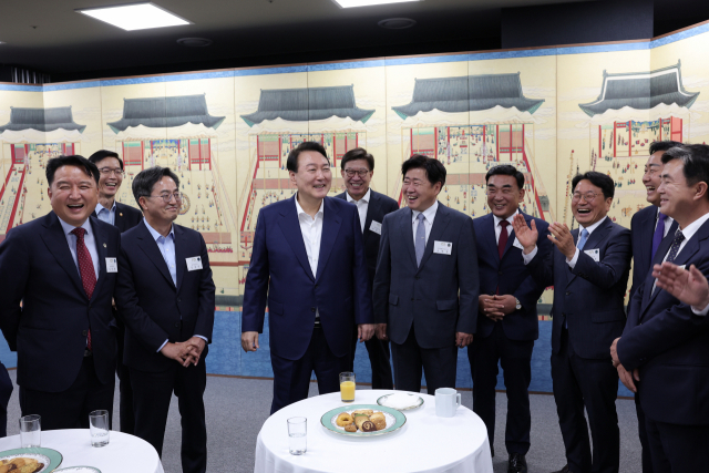 윤석열 대통령이 지난 8일 오후 서울 용산 대통령실 청사에서 열린 제1차 민선 8기 시·도지사 간담회에 앞서 김동연 경기도지사, 박형준 부산시장 등과 환담하고 있다. 윤석열 정부도 초광역 메가시티를 구축하는 방식으로 국가균형발전을 이끌겠다며 대대적인 지원을 약속한다. 부산일보DB