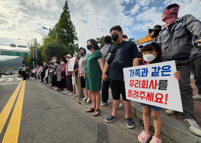 대우조선해양 임직원과 가족, 거제시민 등 5000여 명은 지난 14일 오후 ‘인간 띠 잇기’를 하며 ‘하청노조’ 파업 중단을 촉구했다. 대우조선해양 제공