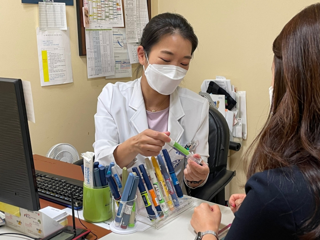 대동병원 내분비내과 조아라 과장이 당뇨병 환자에게 투여하는 인슐린에 대해 설명하고 있다. 대동병원 제공