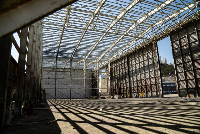 영도 옛 송강중공업 폐공장도 2022 부산비엔날레 전시장으로 활용된다. 이곳에서는 비엔날레 기간 중 매주 목요일부터 일요일까지는 저녁에 영화 상영 프로그램이 진행된다. 부산비엔날레조직위 제공