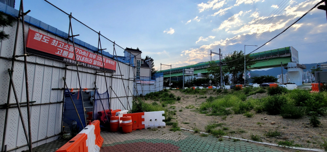 10월부터 철거되는 부산도시철도 2호선 연장구간 전경. 연장구간 앞쪽에는 반발 중인 양주동 서이동마을 일부 주민들이 설치한 현수막이 보인다. 김태권 기자