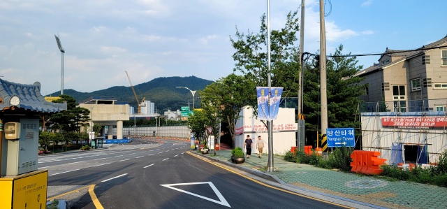 오는 10월부터 부산도시철도 2호선 연장구간 일부가 철거에 들어가는 가운데 사진 완쪽에 양산선과 부산도시철도 2호선의 환승을 위한 가칭 종합운동장역이 건설 중이다. 김태권 기자