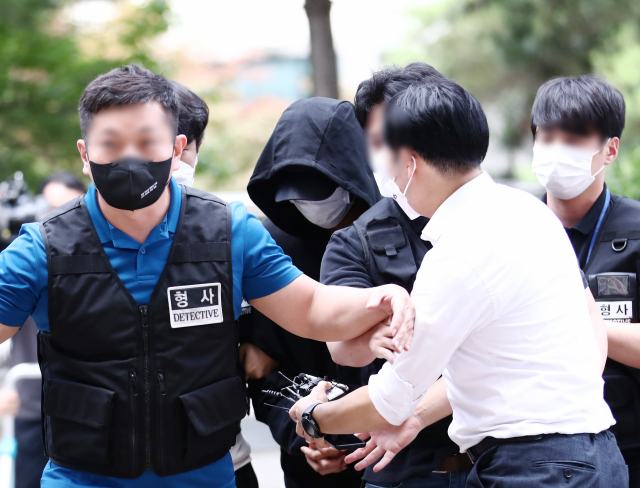 인하대 캠퍼스 내에서 또래 여학생을 성폭행한 뒤 건물에서 추락해 숨지게 한 혐의를 받는 1학년 남학생 A(20)씨가 17일 오후 구속 전 피의자 심문(영장실질심사)을 받기 위해 인천시 미추홀구 인천지방법원으로 들어서고 있다. 연합뉴스