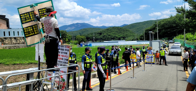 보수단체 1위 시위자와 평산마을 일상 회복을 위한 집회 참여자들이 마주 보고 신경전을 벌이고 있다. 경찰관들이 만일의 사태에 대비해 이들의 사이에서 중재를 하고 있다. 김태권 기자