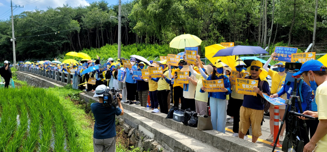 ‘평산마을 행복지킴 운동본부’가 17일 오후 평산마을 문 전 대통령 사저 앞에서 집회를 갖고 있다. 이들은 ‘문재인 전 대통령님, 김정숙 여사님 사랑해요. 지켜줄게’, ‘평산마을 평화 기원 우리가 지켜줄게’라는 문구가 적힌 손팻말을 들어 침묵시위를 벌였다. 김태권 기자