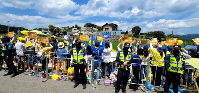 ‘평산마을 행복지킴 운동본부’가 17일 오후 평산마을 문 전 대통령 사저 앞에서 집회를 갖고 있다. 이들은 ‘문재인 전 대통령님, 김정숙 여사님 사랑해요. 지켜줄게’, ‘평산마을 평화 기원 우리가 지켜줄게’라는 문구가 적힌 손팻말을 들어 침묵시위를 벌였다. 김태권 기자