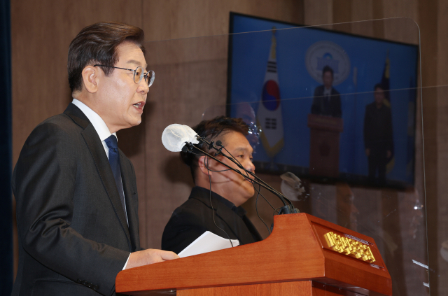 더불어민주당 이재명 의원이 17일 국회 소통관에서 당대표 출마 기자회견을 하고 있다. 김종호 기자 kimjh@