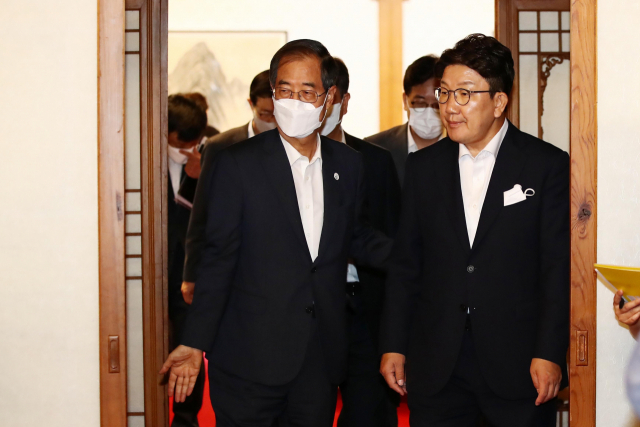 국민의힘 권성동 당대표 직무대행 겸 원내대표(오른쪽)가 17일 서울 종로구 총리공관에서 열린 제2차 고위당정협의회에 참석하기 위해 이동하고 있다. 연합뉴스