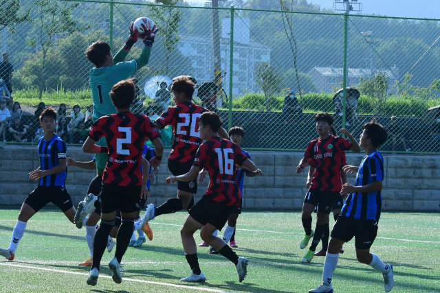 국내 고교 최강자를 가리는 제59회 청룡기 전국고교축구대회가 16일 경남 고성군 일원에서 개막했다. 개막 첫날 경남 철성고와 경기 의정부G스포츠클럽 U18의 경기에서 의정부G스포츠클럽 문전에서 김동윤 골키퍼가 상대가 크로스한 공을 잡아내고 있다.