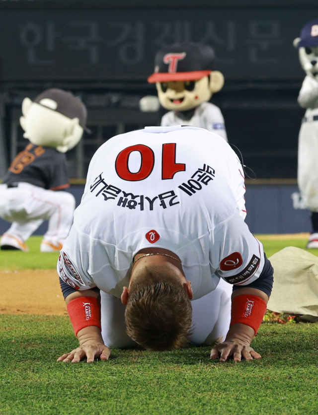 16일 서울 잠실야구장에서 열린 2022 KBO 올스타전에서 롯데 자이언츠 이대호의 공식 은퇴 투어 첫 행사가 열렸다. 이대호는 자신의 이름 대신 ‘덕분에 감사했습니다’라고 쓰인 유니폼을 입고 출전해 야구 팬들에게 큰절을 했다. 연합뉴스