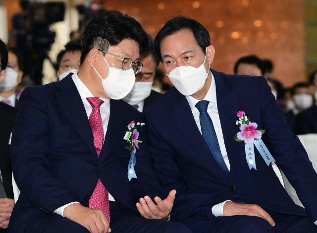 17일 74주년 제헌절 경축식에 참석한 국민의힘 권성동(왼쪽) 당대표 직무대행과 더불어민주당 우상호 비상대책위원장이 이야기를 나누고 있다. 김종호 기자