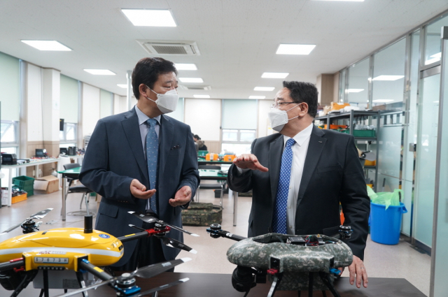 석영철 KIAT 원장(오른쪽)이 이기성 네스앤텍 대표와 항공등화시설 점검용 드론에 대해 이야기 나누고 있다. KIAT 제공