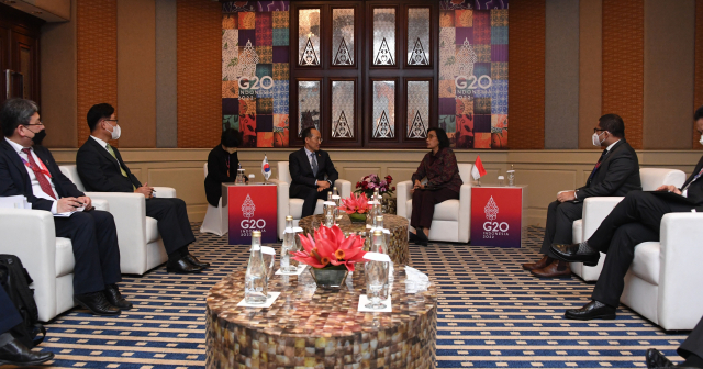 G20 재무장관 중앙은행총재회의 참석차 인도네시아 발리를 방문 중인 추경호 부총리 겸 기획재정부 장관이 15일 발리 누사두아 컨벤션센터(BNDCC)에서 스리물랴니 안드라와티 인도네시아 재무장관과 면담하고 있다. 연합뉴스