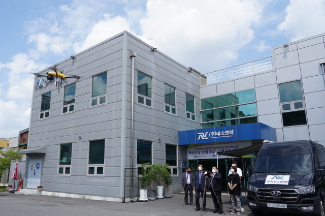 KIAT가 지난 15일 무인기시스템 전문기업 네스앤텍을 방문한 가운데, 석영철 KIAT 원장이 네스앤텍이 개발한 항공등화시설 점검용 드론을 시연하고 있다. KIAT 제공