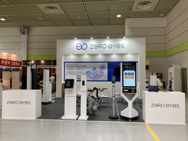 올 3월 서울 강남구 코엑스에서 열린 IFS 프랜차이즈 창업 박람회에서 선보인 ‘제로 아이즈’ 키오스크 및 앱 서비스. (주)오래 제공