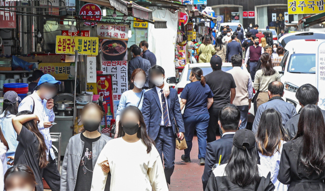물가 상승이 지속되는 가운데 소비자 체감이 큰 외식 물가가 특히 큰 폭으로 오른 것으로 조사됐다. 점심시간에 시민들로 붐비는 부산 부산진구 서면시장 일대 식당가. 부산일보DB