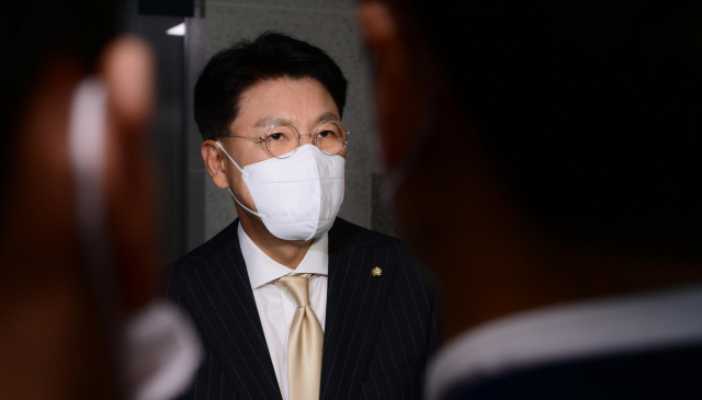 국민의힘 장제원 의원이 14일 오후 서울 여의도 국회의원회관에서 취재진의 질문에 답변하고 있다. 연합뉴스