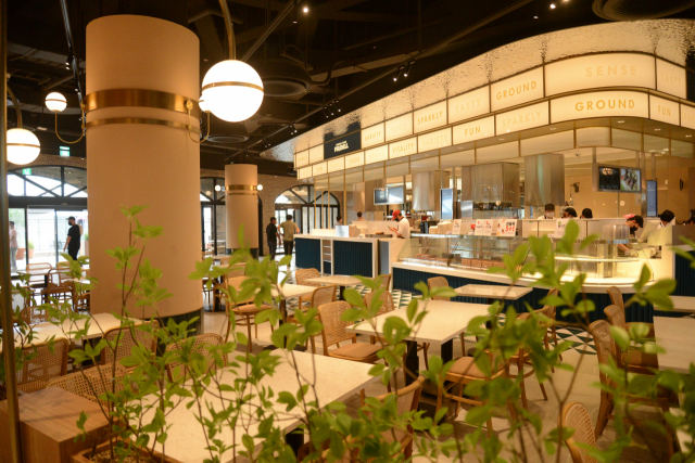 롯데프리미엄아울렛 동부산점 3층에 위치한 푸드코트가 수도권 외에는 처음으로 ‘테이스티 그라운드’ 콘셉트로 리뉴얼을 단행했다. 롯데백화점 제공