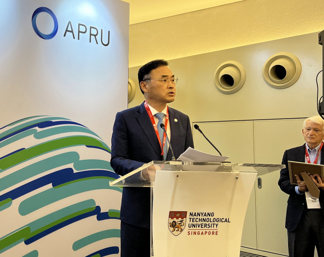 부산대 차정인(왼쪽) 총장이 APRU 총장연례회의에 참석해 발언하고 있다. 부산대 제공