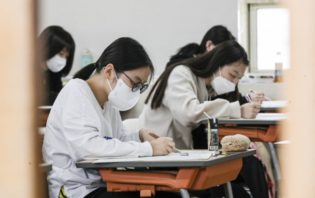 고등학생 시절 여름방학을 어떻게 활용하느냐에 따라 입시 결과가 달라질 수 있다. 코로나 사태 이후 3년 만에 3월 전국연합학력평가에 동시 응시한 경남여고 학생들. 부산일보DB