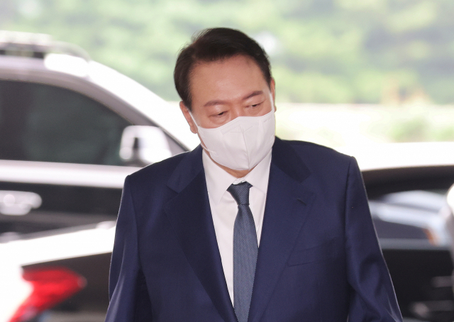 윤석열 대통령이 18일 오전 서울 용산 대통령실 청사로 출근하고 있다. 연합뉴스