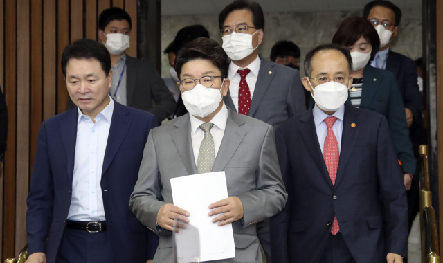 국민의힘 권성동 당대표 직무대행 겸 원내대표(왼쪽)와 추경호 부총리 겸 기획재정부 장관이 18일 국회에서 열린 '2022 세제 개편안 당정협의회'에 참석하고 있다. 연합뉴스